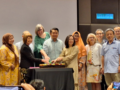 Picture 3: Cochrane Malaysia 10th Anniversary celebration in 2024 with YB Dato’ Lukanisman Awang Sauni, Deputy Minister of Health Malaysia. From left: Datuk Dr Nor Asiah, NIH; Dr Steve McDonald Cochrane Australia (partly concealed); Prof Jacqueline Ho Cochrane Malaysia; Her Excellency Orla Turney, Irish Ambassador to Malaysia; YB Dato’ Lukanisman Awang Sauni, Deputy Minister of Health Malaysia; Assoc Prof Dr Tan May Loong; Prof Detty Nurdiati, Cochrane Indonesia; Prof Cindy Farquhar, Cochrane New Zealand; Dr Edwin Chang, Cochrane Singapore; Prof Victor Hoe, University Malaya; Prof Cliff Chen, Cochrane Taiwan.